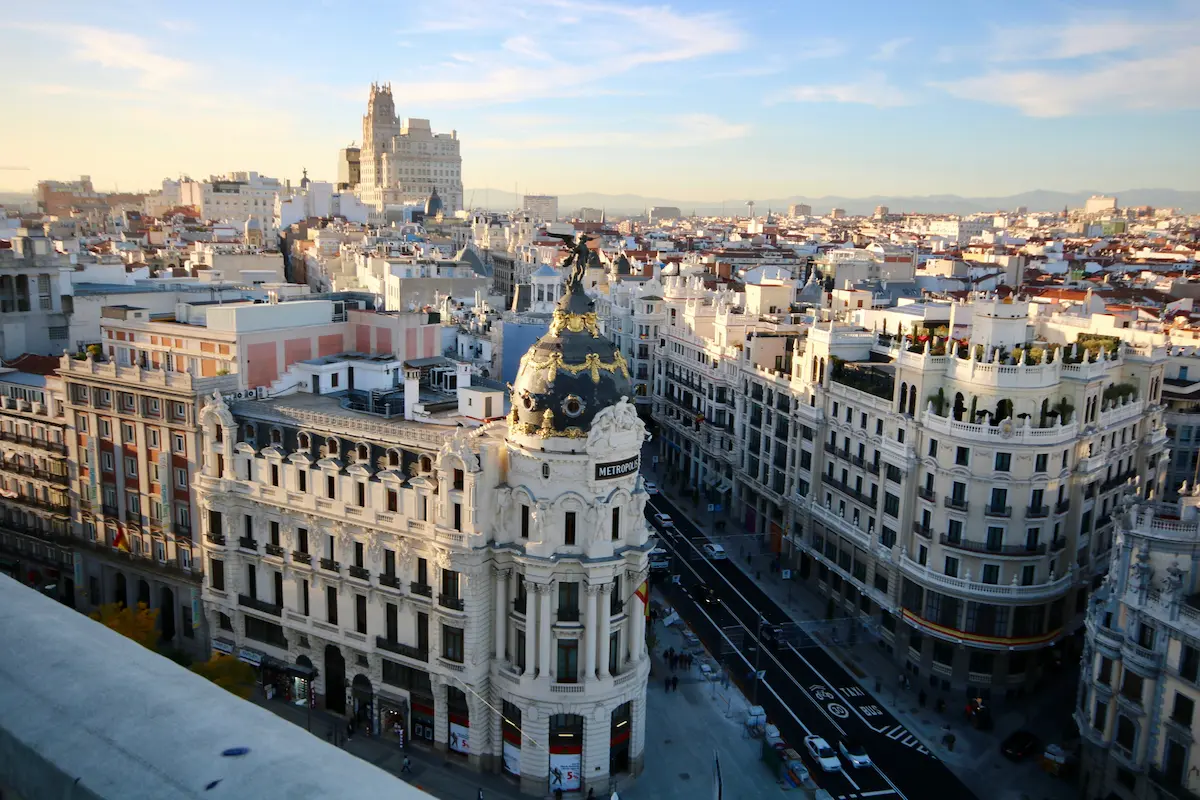 Vista urbana de Madrid que representa a España como destino profesional para talento internacional.